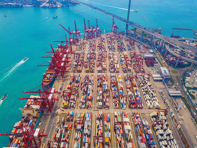 城市进出口业务和物流国际货物中的集装箱货船鸟瞰图。在泰国曼谷港用起重机运送到港口。