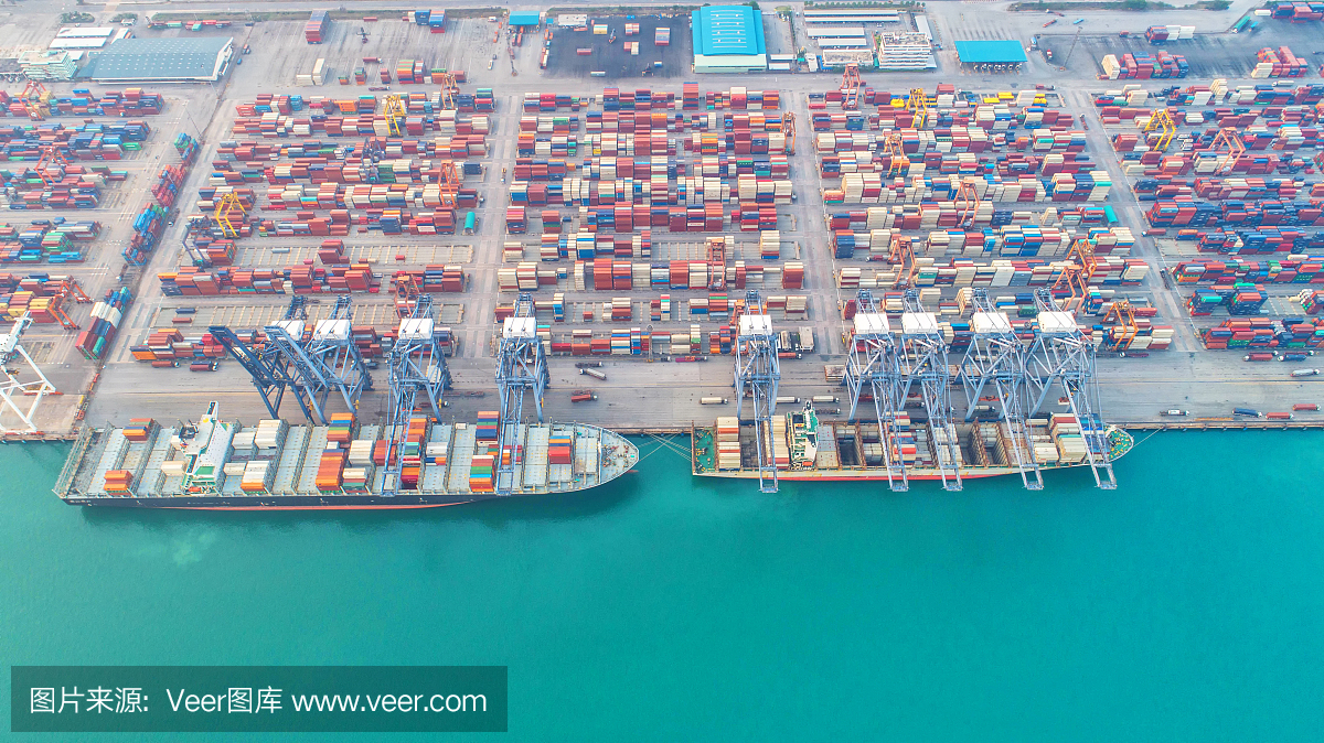 集装箱船在进出口业务和物流。用起重机将货物运到港口。国际水路运输。鸟瞰图和俯视图