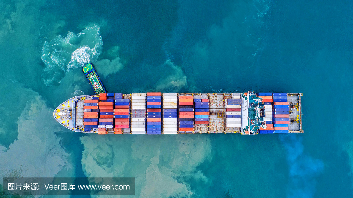 集装箱船在进出口业务和物流。用起重机将货物运到港口。国际水路运输。鸟瞰图和俯视图。